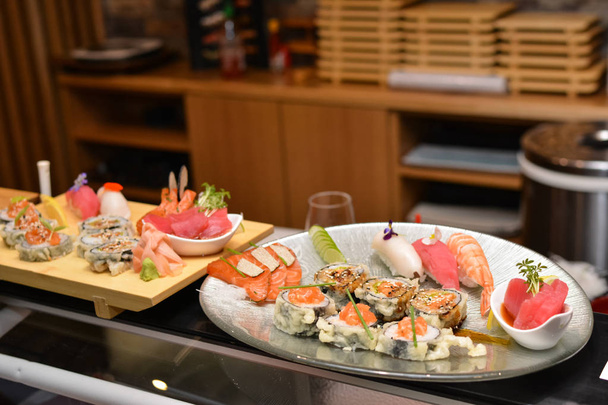 Różnych sushi rolki na talerz, zbliżenie. - Zdjęcie, obraz