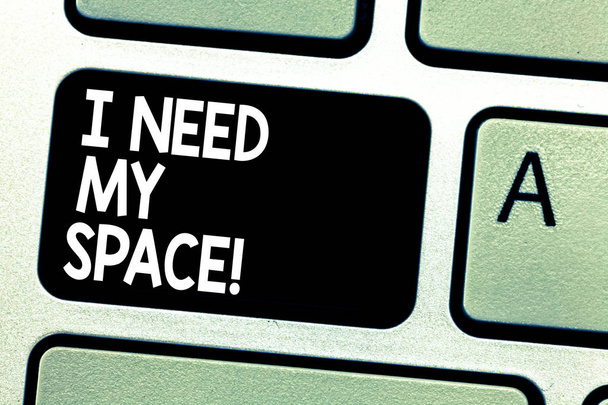Signo de texto que muestra I Need My Space. Foto conceptual Dame un poco de privacidad mirando a estar solo por un tiempo Teclado clave Intención de crear mensaje de computadora presionando el teclado idea
. - Foto, Imagen