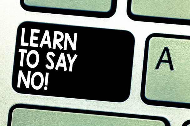 Текстовий знак, що показує "Навчитися говорити ні". Концептуальна фотографія Не соромтеся сказати, що ви не хочете робити щось Клавіатурна клавіша Намір створити комп'ютерне повідомлення, натиснувши ідею клавіатури
. - Фото, зображення