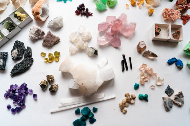 Coleção de belas pedras preciosas na mesa branca
. - Foto, Imagem