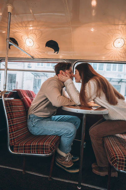 Amour jeune couple en hiver assis dans un café
 - Photo, image