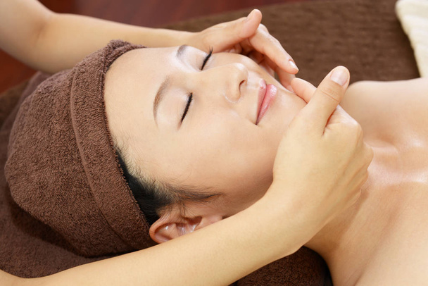Femme obtenir un massage du visage
 - Photo, image