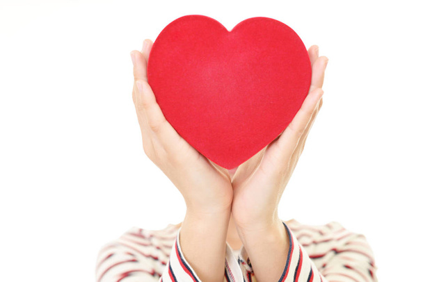 Femme tenant rouge coeur amour symbole
 - Photo, image