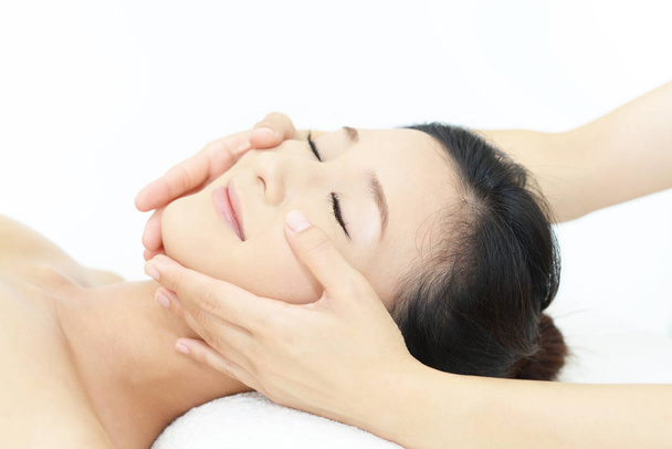 Mulher bonita recebendo massagem facial - Foto, Imagem