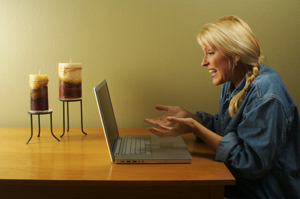 Mujer usando la serie del ordenador portátil
 - Foto, imagen