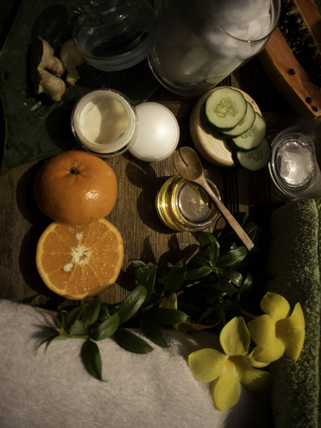 Remédios orgânicos para a pele decorados com materiais naturais
 - Foto, Imagem