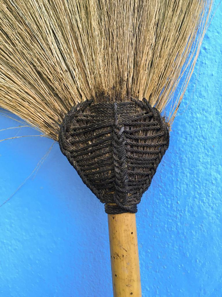 fechar a cabeça da vassoura na parede azul - Foto, Imagem