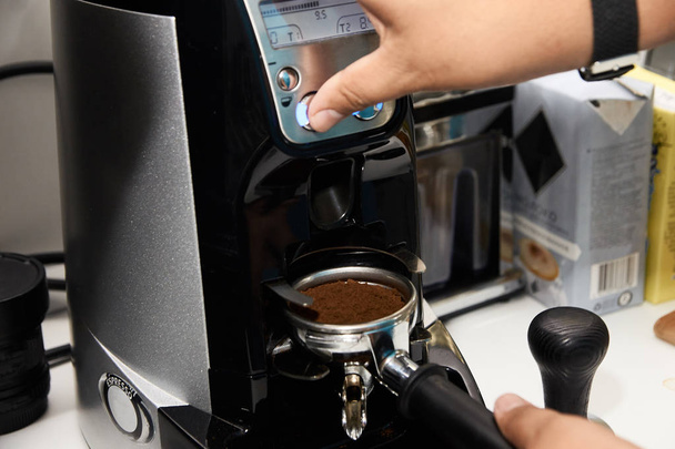 Coffee machine. Preparation of espresso. Morning drink. - Foto, Imagen