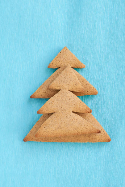 Christmas tree biscuits. Blue background. Delicious dessert. - Foto, Imagem