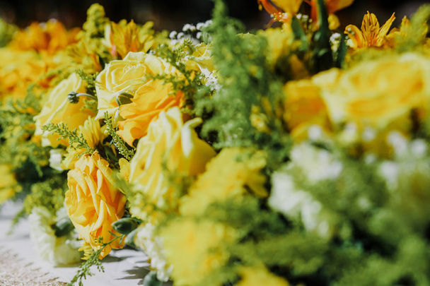 Ramo de rosas en color amarillo, ramo de boda nupcial
 - Foto, Imagen