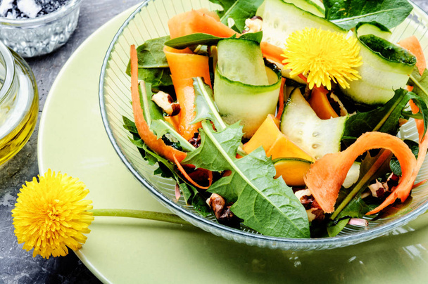 Salát s květy pampelišky, okurka, rukola a mrkev. Zeleninový salát - Fotografie, Obrázek