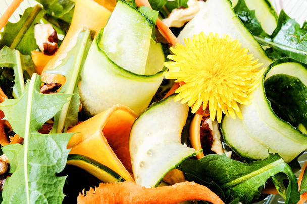Čerstvý salát s květy pampelišky, okurka, rukola a mrkev. Dietní menu - Fotografie, Obrázek