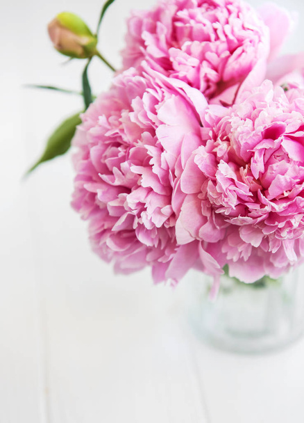 Váza s květy růžové pivoňky na bílý dřevěný stůl - Fotografie, Obrázek
