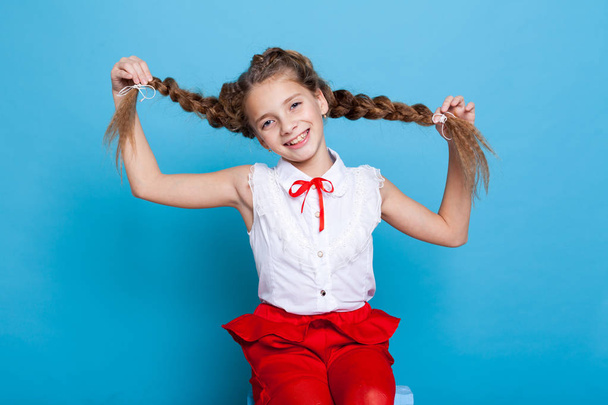 дівчина коси тримає олівці шкільного класу приємно
 - Фото, зображення