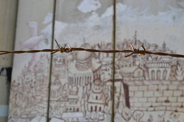 Valla de púas, ciudad vieja de Jerusalén, Arte y escritos en la pared de Belén, entre Palestina Westbank e Israel
 - Foto, Imagen