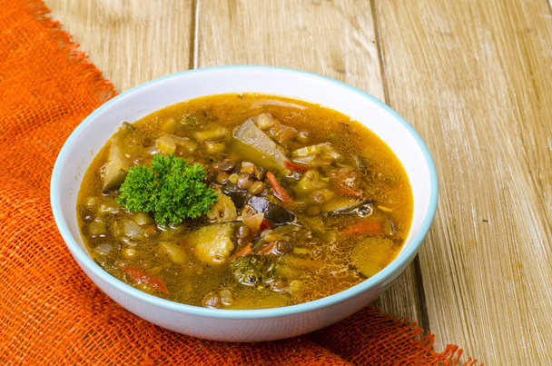 Sopa de legumes quente com berinjelas e lentilhas. Foto Estúdio
 - Foto, Imagem