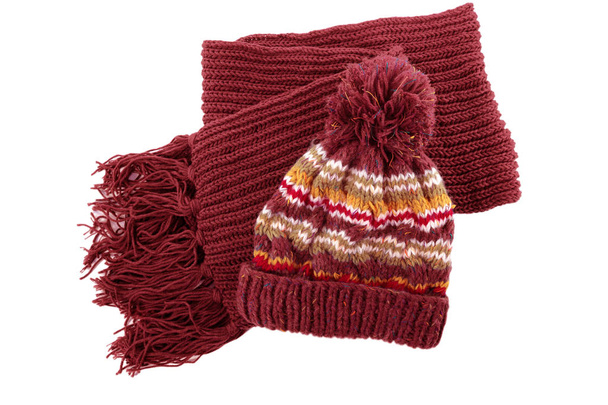 Červené pletené zimni bobble hat šátek, samostatný bílé pozadí - Fotografie, Obrázek