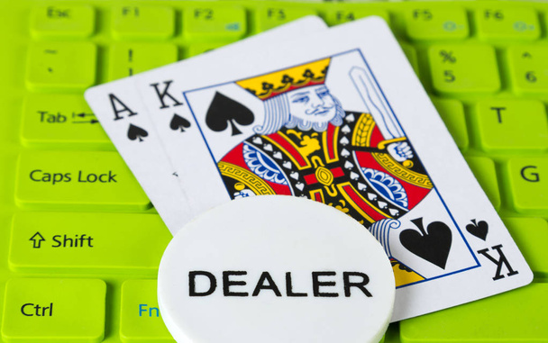 дилер играет в казино. держание выигрышной комбинации покерных карт в зеленой клавиатуре
 - Фото, изображение