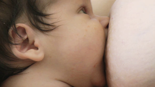 borstvoeding een schattige baby. - Video