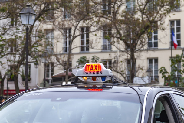 パリ、フランス、2018 年 10 月 26 日に。タクシーの車モンマルトルで絵のような通りに行く - 写真・画像