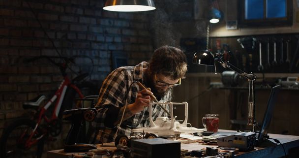 Man repairing a drone - Фото, изображение