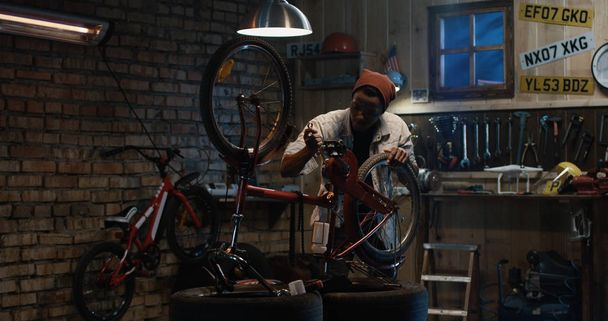 Mann arbeitet in Fahrradwerkstatt - Foto, Bild