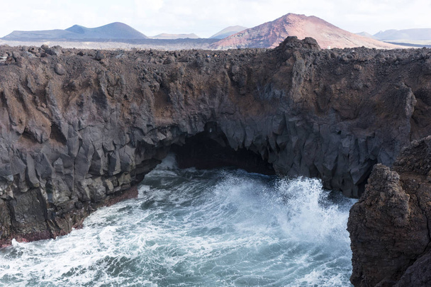Los Hervideros. De plaats waar lava ging naar de Oceaan. Lanzarote. Canarische eilanden - Foto, afbeelding