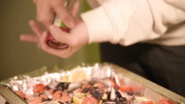 Közeli kép a kezében egy lány az otthoni konyha sózás vagy peppering egy edényt a prodvin egy kézi malom. Egészséges otthon főzés - Felvétel, videó