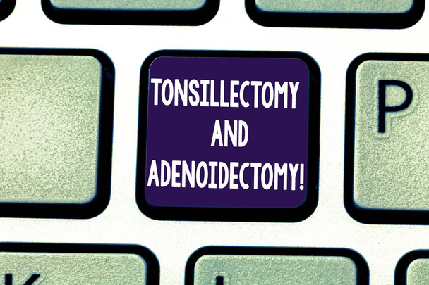 Het schrijven van nota tonsillectomie en Adenotomie tonen. Zakelijke foto presentatie van de Procedure bij het verwijderen van de tonsillen en adenoid toets op het toetsenbord te willen maken van computer bericht op idee van het toetsenbord te drukken. - Foto, afbeelding