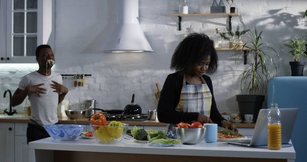 junger Mann neckt spielerisch Ehefrau in der Küche - Foto, Bild