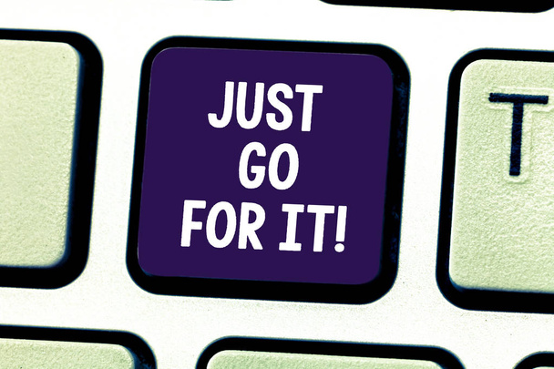 Word tekst Just Go For It. Business concept voor te schrijven als u wilt iets maken juiste acties te verkrijgen toets op het toetsenbord te willen maken van computer bericht op idee van het toetsenbord te drukken. - Foto, afbeelding