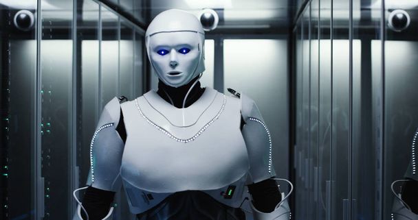 Robô humanóide verificando servidores em um data center
 - Foto, Imagem