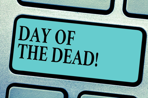 Conceptuele hand schrijven weergegeven: Day Of The Dead. Zakelijke foto presentatie Mexicaanse viering ter ere van waaruit blijkt dat zijn overleden toets op het toetsenbord te willen maken van computer bericht idee. - Foto, afbeelding