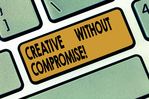Word は、妥協することがなく創造的なテキストを書きます。のれんと少し独創性キーボード キーのキーパッドのアイデアを押すとコンピューターのメッセージを作成する意図のメジャーのビジネス コンセプト. - 写真・画像