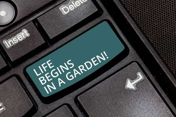 A ガーデンでの生活開始を示すテキスト記号。園芸のキーボード キーのキーパッドのアイデアを押すとコンピューターのメッセージを作成する意図の農業植物成長を愛する概念的な写真. - 写真・画像