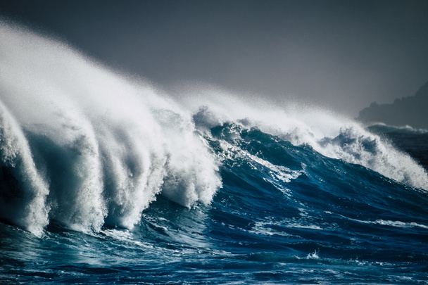 Опасные мощные большие волны, плескающиеся вблизи береговой линии
  - Фото, изображение