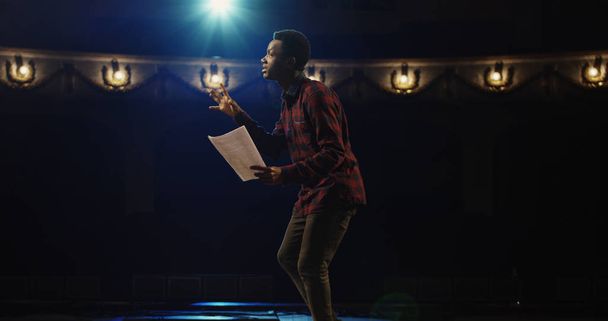 Acteur interprétant un monologue dans un théâtre
 - Photo, image