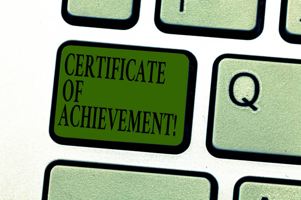 Word tekst intoetsen Certificate Of Achievement. Business concept voor verklaart dat een demonstreren gedaan uitzonderlijk goed toets op het toetsenbord te willen maken van computer bericht op idee van het toetsenbord te drukken. - Foto, afbeelding