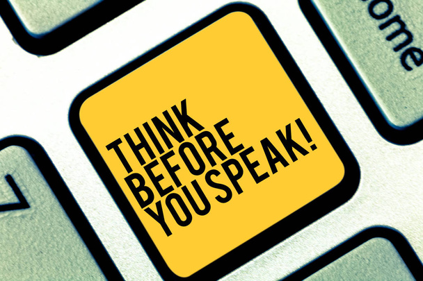 Пишу записку, показывающую "Думай, прежде чем говорить". Рассмотрим, что вы собираетесь сказать, прежде чем сделать это клавиша клавиатуры Намерение создать компьютерное сообщение нажатием клавиатуры идея
. - Фото, изображение