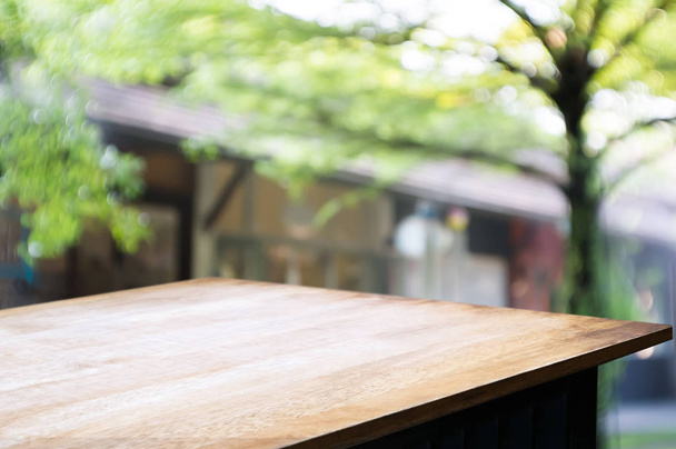 κενό ξύλινο τραπέζι με Θάμπωμα φόντου εστιατόριο. - Φωτογραφία, εικόνα