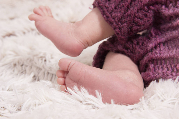 Dos semanas de edad piernas del recién nacido
 - Foto, imagen