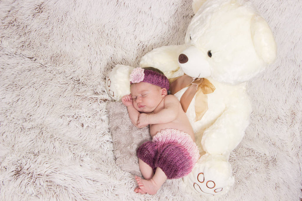 Новорожденная со своей игрушкой
 - Фото, изображение