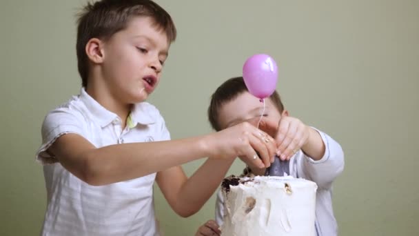Apetyczne ciasto tła. Dzieci jeść tort urodzinowy. - Materiał filmowy, wideo