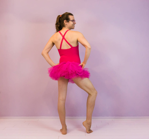 LGBT, seksi bir poz ve pembe bir tutu, bir balerin portresi giyen genç transseksüel kız - Fotoğraf, Görsel