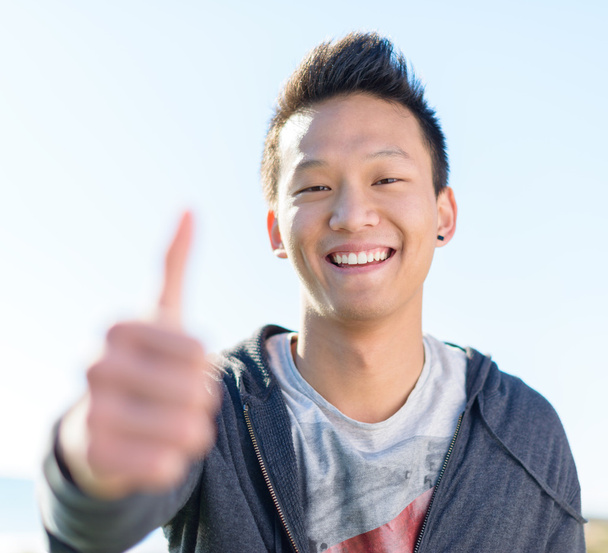 Boldog ázsiai ember mutatja a hüvelykujj-jel - Fotó, kép