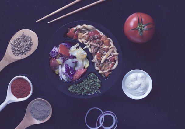 pronto pasto asiatico da mangiare con spezie, vista dall'alto
 - Foto, immagini