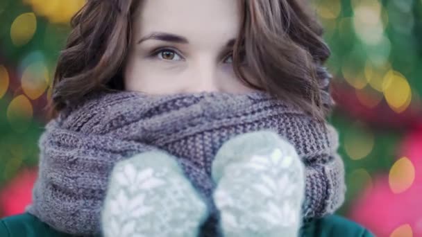 Retrato de inverno de uma jovem menina bonita nas ruas de uma cidade europeia. Close-up de bela jovem com cachecol fora no inverno. Modelo vestindo casaco, cachecol
 - Filmagem, Vídeo