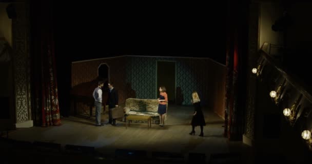 Actores realizando una escena en un teatro
 - Imágenes, Vídeo