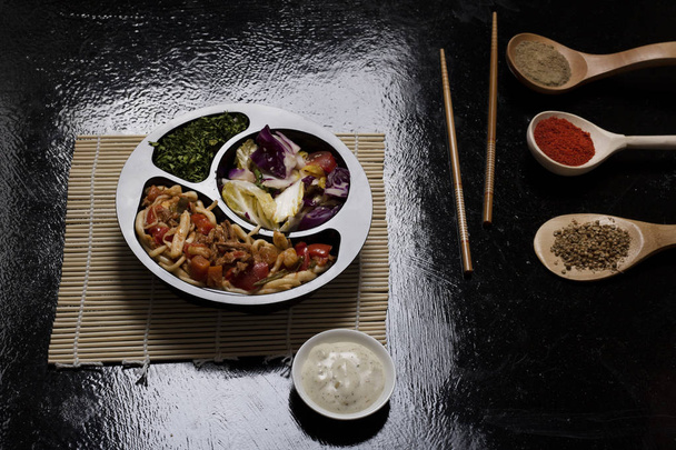 comida chinesa em caixa e especiarias perto de molho
 - Foto, Imagem