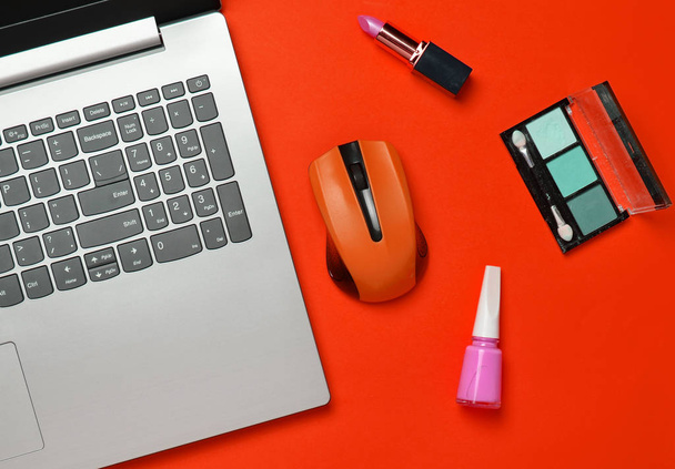 laptop moderno, mouse sem fio, cosméticos em um fundo pastel amarelo, minimalismo, vista superior, flat la
 - Foto, Imagem